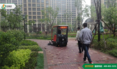 世纪城使用青岛庆杰驾驶式全自动扫地车