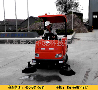 工厂使用驾驶式扫地车打扫卫生足以证明驾驶式扫地车在清洁行业中的受欢迎程度
