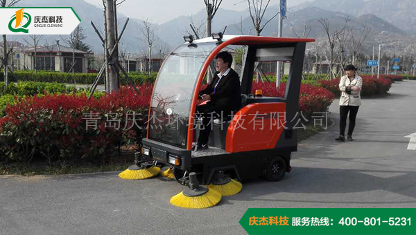 青岛庆杰QJ-S2000驾驶式电动扫地车开进花园别墅区