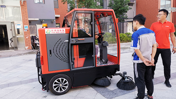 小区采购庆杰全封闭扫地车