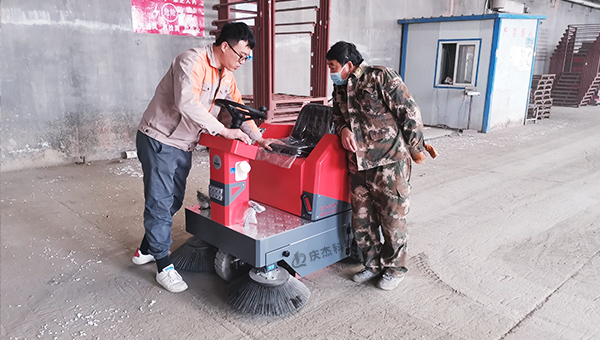 航空工业选择驾驶式扫地车