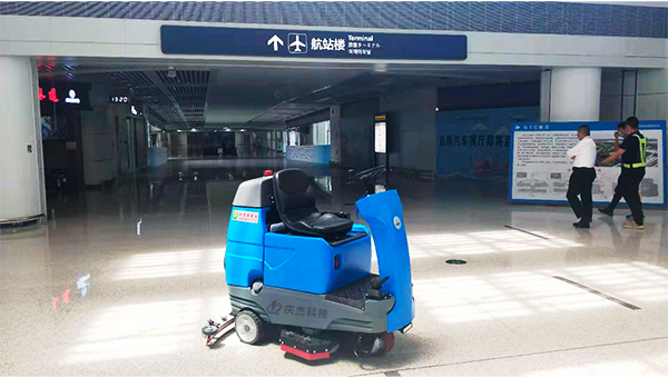 扫地车厂家-清扫车厂家-青岛新机场使用庆杰驾驶式洗地机